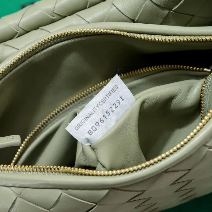 Batch 1860 Bv Shu Qi's same "Gemelli" twin bag 👇 Locked in advance 24 years of hot style 💕 Gemelli is paired with two half-moon shaped bags, matched with the brand's iconic intrecciato woven sheepskin, equipped with a detachable tubular handle, which can be used as a clutch, on the shoulder or by flipping the small crescent moon as a handle, or as a long shoulder strap 🉑️ crossbody The dual design has a personalized yet charming attitude, and the eye-catching visual impact brings an elegant and fashionable feeling. It is a bag worth buying💥 Size: 36x25x10, Model: 4281#
